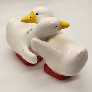 Vintage Hugging Ducks Salt and Pepper Shaker Set Kitchen Country Farmhouse
